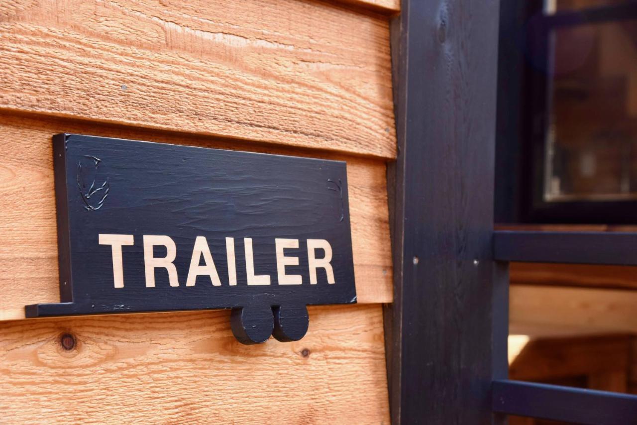 Tiny Base The River House & Trailer วิลล่า *